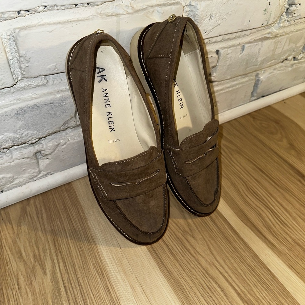 Anne Klein Evelyn iflex Loafer Women size 8 Desert Tan Color Slip-On